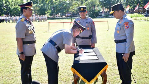 Kapolda NTT, Irjen Rudi Darmoko, saat memimpin upacara sertijab Wakapolda NTT dari Brigjen Awi Setiyono kepada Brigjen Baskoro Tri Prabowo di Mapolda NTT, Rabu (4/6/2025). (Dok. Polda NTT)