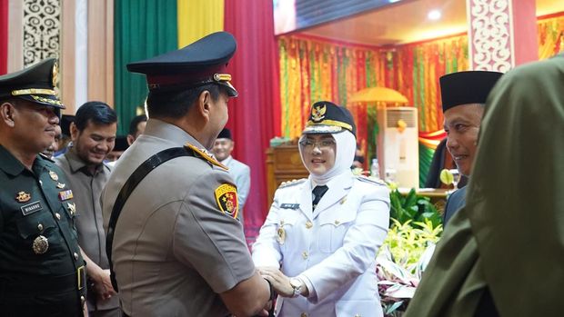Kapolda Riau Irjen Herry Heryawan menghadiri pelantikan Bupati dan Wakil Bupati Siak.