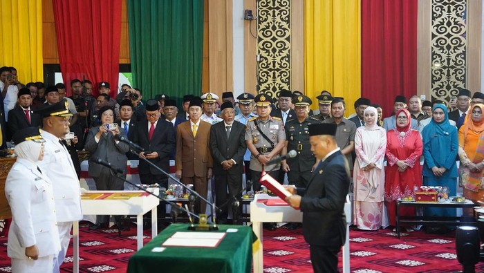 Kapolda Riau Irjen Herry Heryawan menghadiri pelantikan Bupati dan Wakil Bupati Siak.