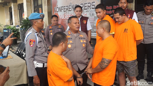 Kapolres Badung AKBP M Arif Batubara menginterogasi pelaku yang ditangkap saat Operasi Premanisme, Rabu (4/6/2025). (Foto: Agus Eka/detikBali)