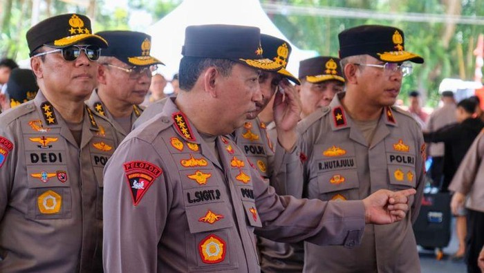 Kapolri Jenderal Listyo Sigit Prabowo bersama sejumlah pejabat tinggi Mabes Polri dan juga Gubernur Kalbar mengecek langsung lokasi panen raya jagung serentak yang dipusatkan di Lanud Harry Hadisoemantri Bengkayang, Kalbar. (ANTARA/Ho-Humas Polda Kalbar)