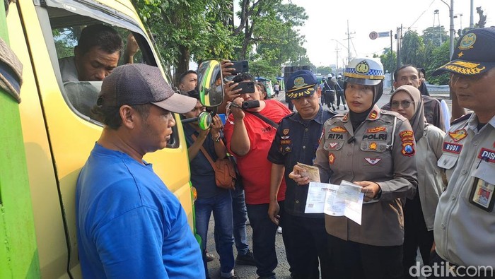Kasat Lantas Polres Jombang AKP Rita Puspitasari saat menitipkan surat peringatan ke pemilik truk ODOL untuk bosnya.