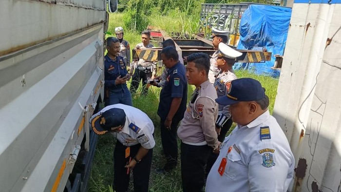 Petugas memeriksa truk yang menjadi pemicu kecelakaan horor di Exit Tol Purwodadi