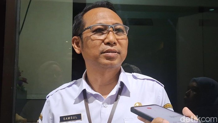 Kepala Dinas Sosial Lalu Syamsul Adnan saat diwawancarai di Mataram, Rabu (4/6/2025). (Nathea Citra/detikBali)