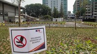 Area luar juga terdapat taman dan tempat parkir. Proyek dilaksanakan oleh Kontraktor PT PP sebagai kontraktor bangunan gedung dan Rel, PT Chikal Sebagai kontraktor Fasilitas operasi dan PT CCM (Ciriajasa Cipta mandiri) sebagai konsultan Manajemen konstruksi.