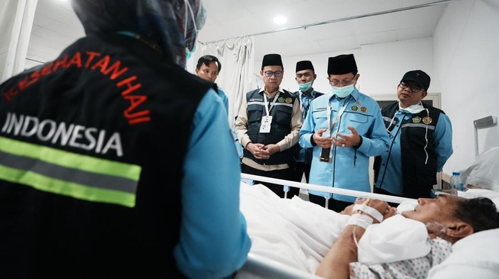 KKHI Jadi Andalan Jemaah Sakit, Menag Ucap Syukur Menteri Agama Nasaruddin Umar (kiri) didampingi anggota Amirul Hajj Taruna Ikrar (ketiga kanan) dan Arif Satria (kedua kanan) mengecek layanan Klinik Kesehatan Haji Indonesia (KKHI), Makkah, Arab Saudi, Selasa (3/6/2025). Menag Nasaruddin bersyukur atas keringanan yang diberikan pemerintah Arab Saudi, sehingga KKHI Makkah diizinkan beroperasi untuk melayani jamaah haji Indonesia sebagai fasilitas observasi bagi jamaah yang mengalami gangguan kesehatan terutama menjelang puncak ibadah Haji yakni wukuf di Arafah pada Kamis (5/6/2025). ANTARA FOTO/HO/MCH 2025-Andi Ardi/aww/foc.