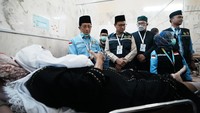 Nasaruddin menyampaikan rasa syukurnya atas dukungan pemerintah Arab Saudi yang memberikan izin operasional bagi KKHI Makkah. Hal ini dinilai sangat penting untuk memastikan pelayanan kesehatan bagi jamaah haji Indonesia tetap optimal. (ANTARA FOTO/HO/MCH 2025-Andi Ardi)