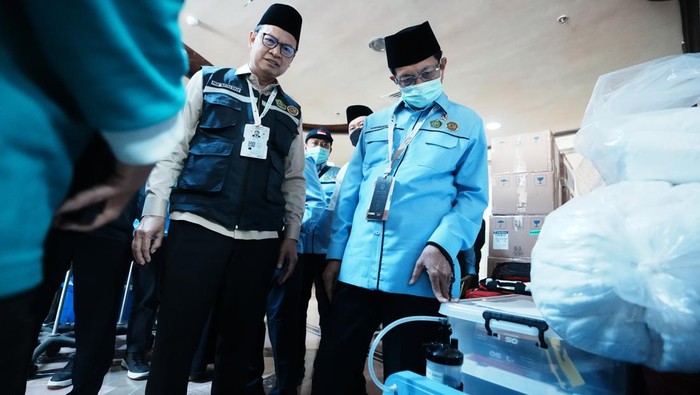 Menteri Agama Nasaruddin Umar (kiri) didampingi anggota Amirul Hajj Taruna Ikrar (ketiga kanan) dan Arif Satria (kedua kanan) mengecek layanan Klinik Kesehatan Haji Indonesia (KKHI), Makkah, Arab Saudi, Selasa (3/6/2025). Menag Nasaruddin bersyukur atas keringanan yang diberikan pemerintah Arab Saudi, sehingga KKHI Makkah diizinkan beroperasi untuk melayani jamaah haji Indonesia sebagai fasilitas observasi bagi jamaah yang mengalami gangguan kesehatan terutama menjelang puncak ibadah Haji yakni wukuf di Arafah pada Kamis (5/6/2025). ANTARA FOTO/HO/MCH 2025-Andi Ardi/aww/foc.