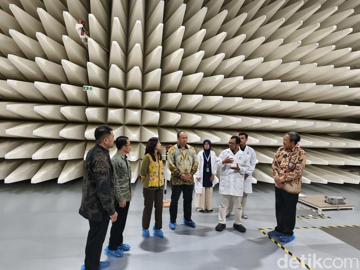Pemerintah menargetkan alih fungsi pengujian perangkat telekomunikasi dari luar negeri ke laboratorium dalam negeri, salah satunya di Indonesia Digital Test House (IDTH), pada akhir tahun 2026.