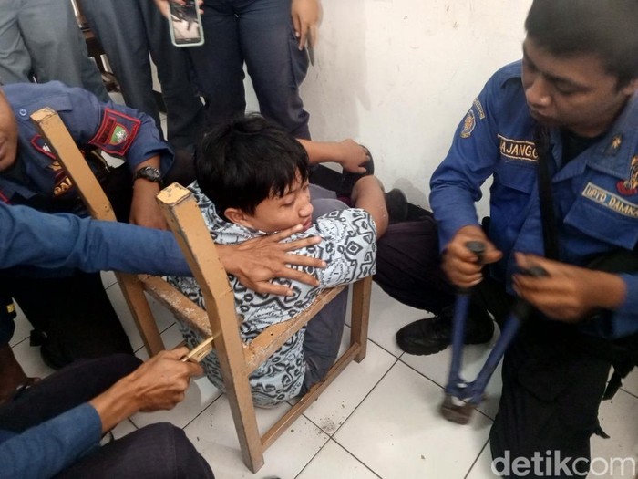 Kondisi siswa SMA Sumedang yang terjebak di dalam kursi besi.