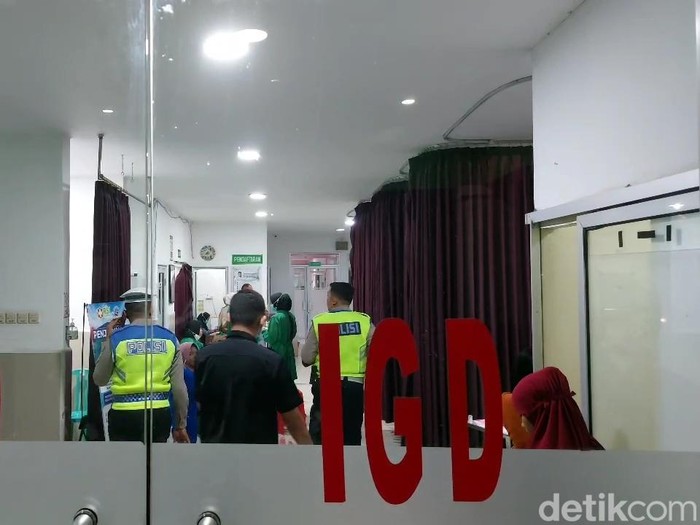 Korban kecelakaan mobil Terios seruduk truk di Tol Pemalang dievakuasi ke RSI Al Ikhlas, Pemalang, Rabu (4/6/2025) malam.