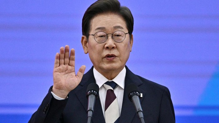 Korea Selatan Resmi Miliki Presiden Baru, Namanya Lee Jae-myung South Korea's President Lee Jae-myung delivers a speech after taking his oath during his inauguration ceremony at the National Assembly in Seoul on June 4, 2025. ANTHONY WALLACE/Pool via REUTERS