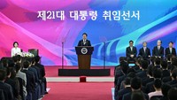 Lee, yang sebelumnya menjabat sebagai Gubernur Provinsi Gyeonggi dan Wali Kota Seongnam, dikenal sebagai politisi yang vokal dan berkomitmen pada reformasi sosial. Kemenangannya mencerminkan keinginan rakyat Korea Selatan untuk perubahan setelah periode ketidakstabilan politik. (REUTERS/Anthony Wallace) 