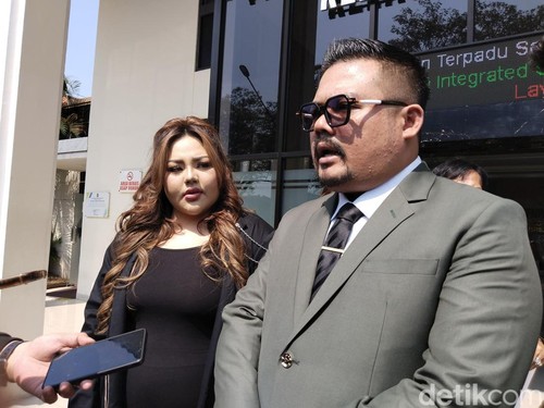 Lisa Mariana saat didampingi pengacaranya. Lisa kembali gagal bertemu dengan Ridwan Kamil dalam agenda mediasi di PN Bandung.