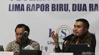 Peneliti senior LSI Denny JA, Adjie Alfaraby (kanan) didampingi moderator Fadhli Fakhri Fauzan memaparkan hasil temuan dan survei nasional bertema 7 Bulan Prabowo-Gibran: Lima Rapor Biru, Dua Rapor Merah saat jumpa pers di Jakarta, Rabu  (4/6/2025).