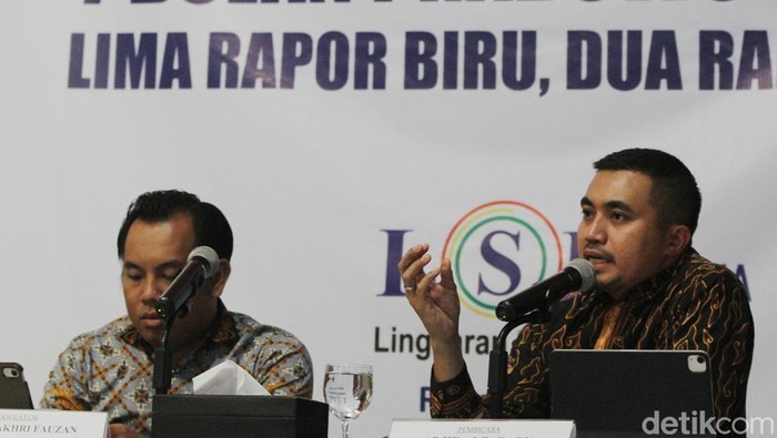 Peneliti senior LSI Denny JA, Adjie Alfaraby (kanan) didampingi moderator Fadhli Fakhri Fauzan memaparkan hasil temuan dan survei nasional bertema 