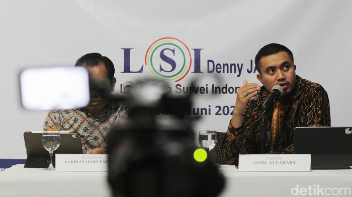 Peneliti senior LSI Denny JA, Adjie Alfaraby (kanan) didampingi moderator Fadhli Fakhri Fauzan memaparkan hasil temuan dan survei nasional bertema 
