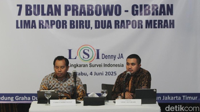 Peneliti senior LSI Denny JA, Adjie Alfaraby (kanan) didampingi moderator Fadhli Fakhri Fauzan memaparkan hasil temuan dan survei nasional bertema 