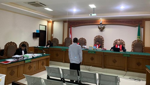 Mantan Ketua LPD Desa Adat Mendoyo Dangin Tukad, Jembrana, I Komang Suarjana (47) saat mengikuti persidangan di Pengadilan Tipikor Denpasar, Rabu (4/6/2025). (Foto: Dok. Kejari Jembrana)