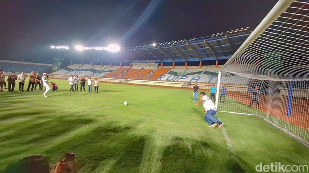 Maruarar Sirait bersama Gubernur Jabar Dedi Mulyadi dan para pejabat lainnya saat mengecek Stadion Si Jalak Harupat.