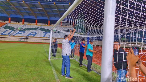 Maruarar Sirait bersama Gubernur Jabar Dedi Mulyadi dan para pejabat lainnya saat mengecek Stadion Si Jalak Harupat.