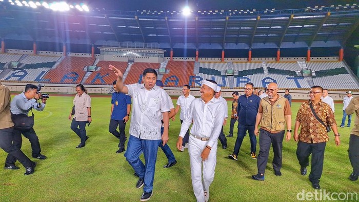 Maruarar Sirait bersama Gubernur Jabar Dedi Mulyadi dan para pejabat lainnya saat mengecek Stadion Si Jalak Harupat.