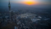 Pada musim haji kali ini, jutaan jemaah dari seluruh dunia kembali memadati kawasan Masjidil Haram. Di tengah keramaian yang terus berlangsung hingga malam, suasana religius tetap terasa kuat, seolah terpancar bersama cahaya yang menerangi pusat ibadah umat Islam tersebut. (Saudi Press Agency/Handout via REUTERS)
