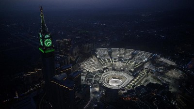 Masjidil Haram Bercahaya di Gelap Malam Makkah