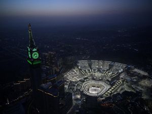 Masjidil Haram Bercahaya di Gelap Malam Makkah