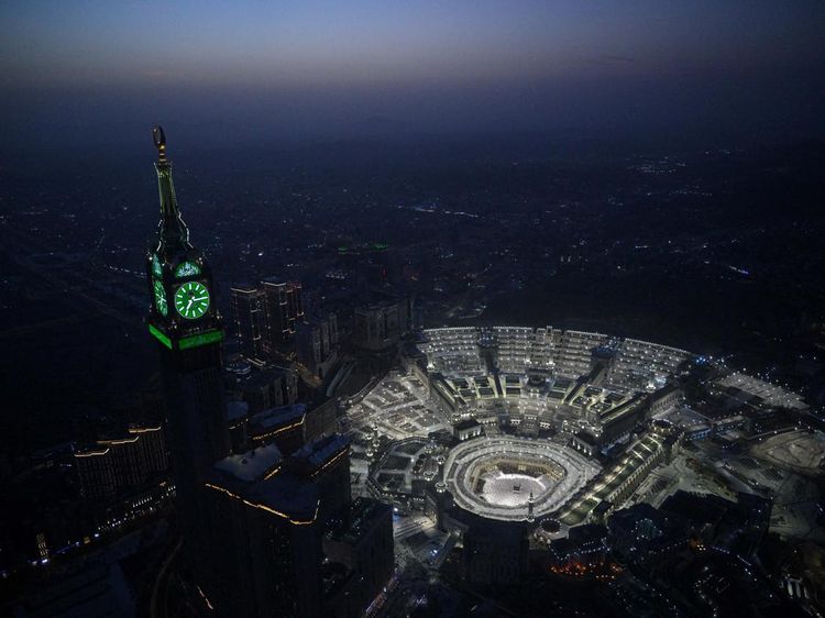 Masjidil Haram Bercahaya di Gelap Malam Makkah