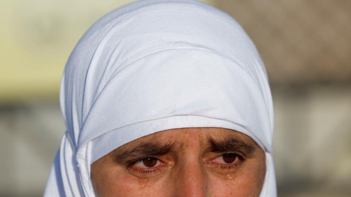 Masjidil Haram Jadi Lautan Doa dan Air Mata Jemaah A Kashmiri pilgrim cries as she departs for Mecca for the annual pilgrimage to the holiest place for Muslims, in Srinagar, Indian Kashmir, May 14, 2025. REUTERS/Sharafat Ali