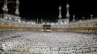 Suasana Masjidil Haram begitu khusyuk. Ribuan jemaah dari berbagai negara duduk bersimpuh menghadap Ka’bah, sebagian tak kuasa menahan emosi ketika menyebut nama Allah dalam doa-doa panjang. (Saudi Press Agency/Handout via REUTERS)