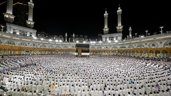 Masjidil Haram Jadi Lautan Doa dan Air Mata Jemaah Muslims perform morning prayers in the grand mosque during the annual hajj pilgrimage in the holy city of Mecca, Saudi Arabia, June 3, 2025. Saudi Press Agency/Handout via REUTERS THIS IMAGE HAS BEEN SUPPLIED BY A THIRD PARTY.