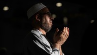 Ada yang datang membawa harapan pribadi, ada pula yang mendoakan keluarganya dari jauh. (Saudi Press Agency/Handout via REUTERS)