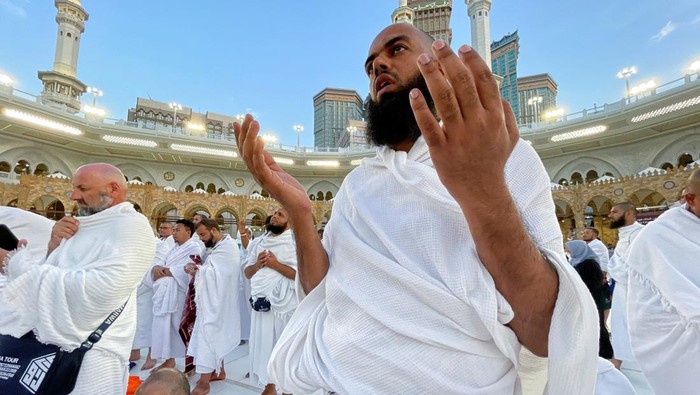 A pilgrim recites prayers at the Grand Mosque in the holy city of Mecca, Saudi Arabia, June 1, 2025. REUTERS/Khaled Abdullah