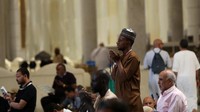 Sebagian jemaah terlihat memeluk Al-Qur’an erat-erat, sementara lainnya menangis dalam sujud panjang. (REUTERS/Khaled Abdullah)