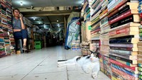 Beberapa pelanggan setia masih setia datang dari Jakarta dan daerah penyangga untuk berburu buku langka di Kwitang.  