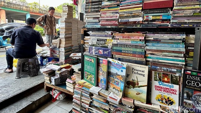 Melihat Kondisi Terkini Surga Buku di Kwitang Di tengah era digital, Kwitang perlahan kehilangan pembacanya. Para pedagang buku bekas kini hanya berharap pada segelintir pencinta literasi.