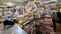 Seorang pedagang menata koleksi buku bekas yang dijualnya di Kwitang, kawasan yang dahulu ramai dikunjungi pencinta literasi.