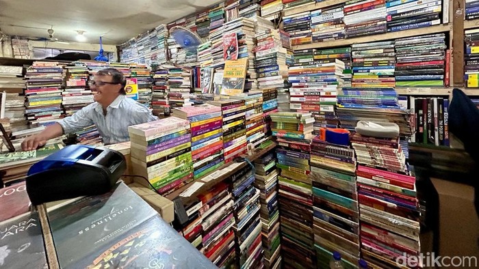Di tengah era digital, Kwitang perlahan kehilangan pembacanya. Para pedagang buku bekas kini hanya berharap pada segelintir pencinta literasi.