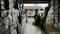 Minat baca yang menurun di tengah serbuan gawai digital membuat banyak lapak buku di Kwitang mulai kehilangan pembeli.