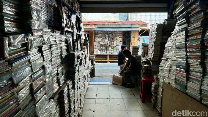 Di tengah era digital, Kwitang perlahan kehilangan pembacanya. Para pedagang buku bekas kini hanya berharap pada segelintir pencinta literasi.