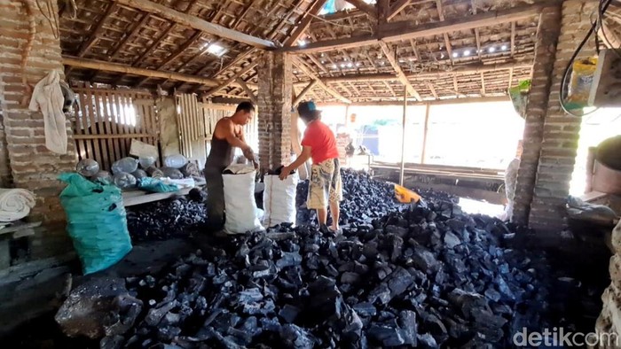 Melihat Produksi Arang Tradisional di Jombang Jelang Idul Adha Melihat Produksi Arang Tradisional di Jombang Jelang Idul Adha