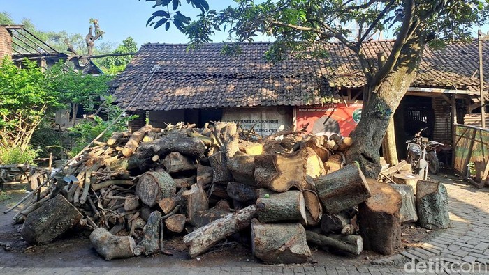 Melihat Produksi Arang Tradisional di Jombang Jelang Idul Adha Melihat Produksi Arang Tradisional di Jombang Jelang Idul Adha