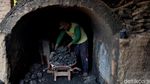 Melihat Produksi Arang Tradisional di Jombang Jelang Idul Adha