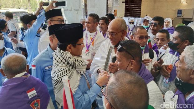 Menteri Agama (Menag) Nasaruddin Umar mengecek proses pemberangkatan jemaah haji Indonesia ke Arafah. (Haris/detikcom)
