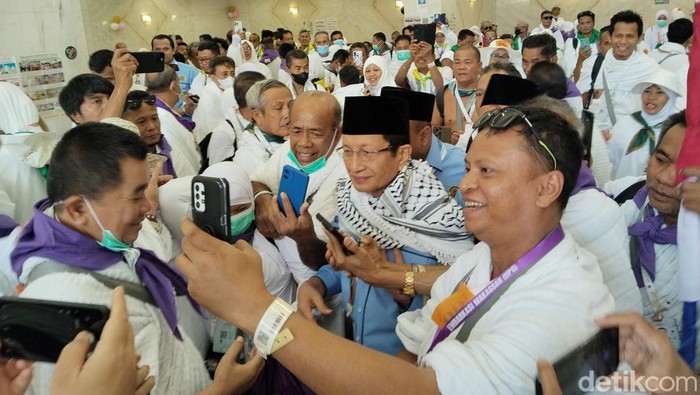 Menteri Agama (Menag) Nasaruddin Umar mengecek proses pemberangkatan jemaah haji Indonesia ke Arafah. (Haris/detikcom)