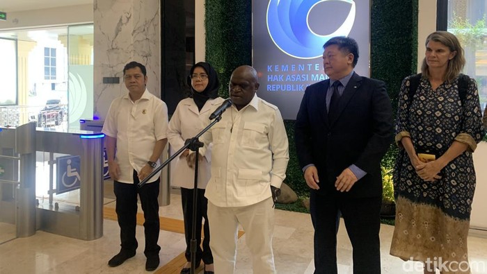Menteri HAM Natalius Pigai menerima kunjungan United Nations High Commissioner for Refugees (UNHCR). (Mulia Budi/detikcom)