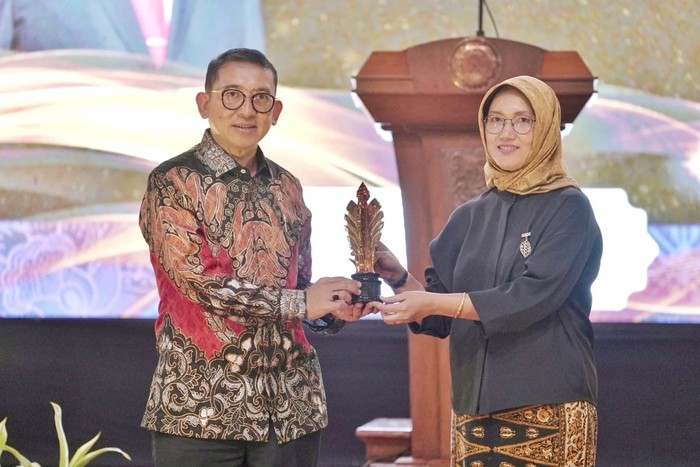 Menteri Kebudayaan RI Fadli Zon menerima Anugerah Praba Nawasena Budaya kategori Cultural Statesman of Indonesia dalam program Javanese Cultural Awards 2025 yang diselenggarakan oleh Pusat Unggulan Iptek (PUI) Javanologi, Universitas Sebelas Maret (UNS), Surakarta.