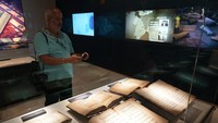 Pengunjung mengabadikan koleksi Al-Quran di Holy Quran Museum, Hira Cultural District, Kota Makkah, Selasa (3/6/2025). Foto: ANTARA FOTO/Ahmad Faishal Adnan